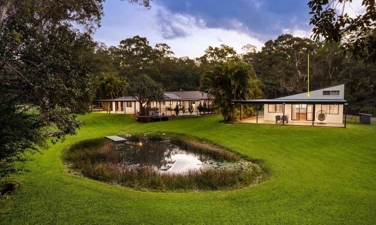 Weyba Downs Cottage | Your tranquil escape by the lake. Minutes from Noosa and sunny coast beaches.