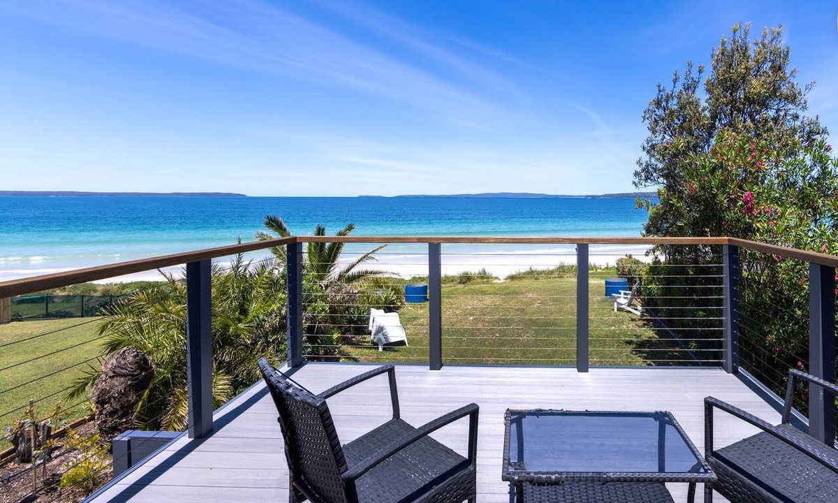 Callala Beach House | Zara del Mar - Pet Friendly Absolute Waterfront