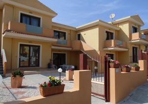 2 Bed Flat - Sleeps 4 - Garden - Parking - Wifi in Castelsardo