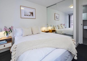 2BR Apt With Yarra River Views & Parking