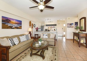 Beachfront Location with GREAT View! Washer/Dryer, Washlet, A/C, Wi-Fi! in Honolulu