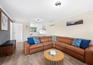 Beachside Torquay Unit: Walk to Surf, Food and Fun