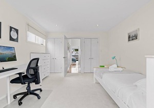 Bright modern home in great location close to City