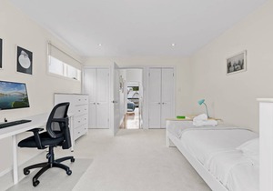 Bright modern home in great location close to City