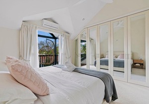 Bright modern home in great location close to City