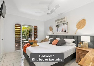 Coconut Blue - Private Heated Pool, Walk to Beach, Restaurants & Shops, Tropical Courtyard Shower