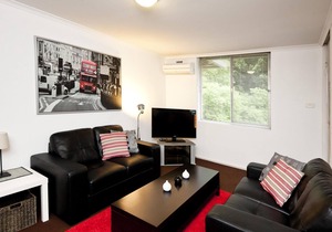 Cute and affordable park side accommodation Queen bed