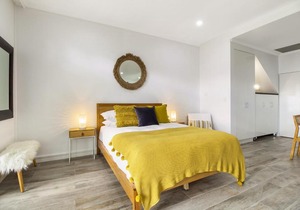 Enjoy bayside life at stylish studio close to city