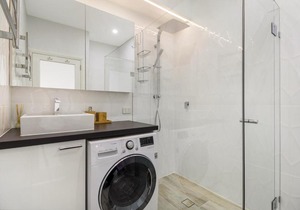 Enjoy bayside life at stylish studio close to city