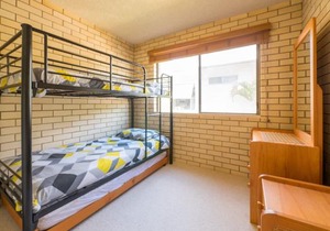 Golden Shores Unit 3, 21 Landsborough Parade
