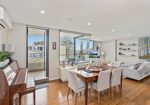 Light filled apartment with sweeping harbour views in Waverton