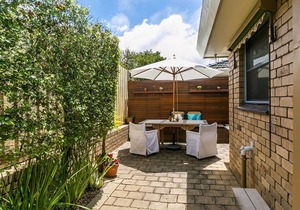 Located right in the best area of Central Torquay