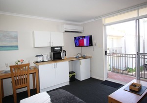 ❤ RESORT WITH POOL - WALK TO BEACH, BARS, CAFES, PUBS, RESTAURANTS - SUITE 32 ❤