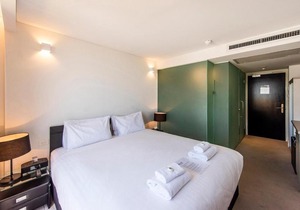 Stylish Room - Enjoy City Views on Rooftop Terrace