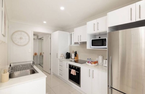 Rocklea Apartment | 1 Bdr Apt w/AC & Kitchen | Parking | 135AF1