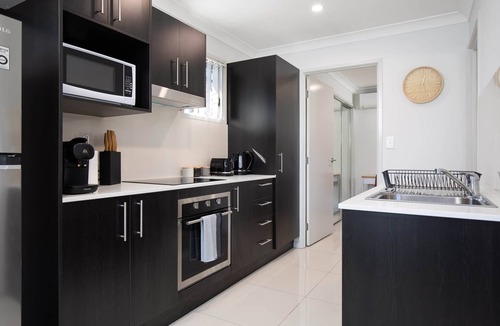 Rocklea Apartment | 1 Bdr Apt w/AC | Kitchen | Parking | 131F1