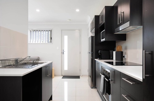 Rocklea Apartment | 1 Bdr Apt w/AC | Kitchen | Parking | 131F1