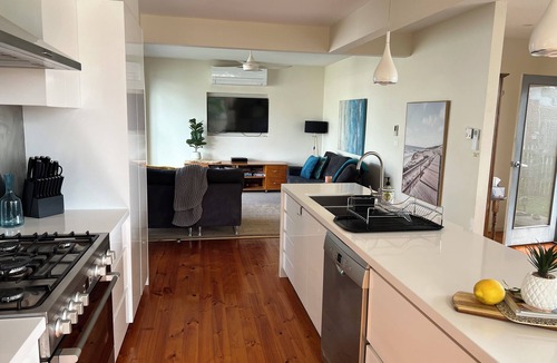 St Leonards House | 1 Bed ground floor couples escape, 100m beach, walk to town, WIFI, kit & lounge