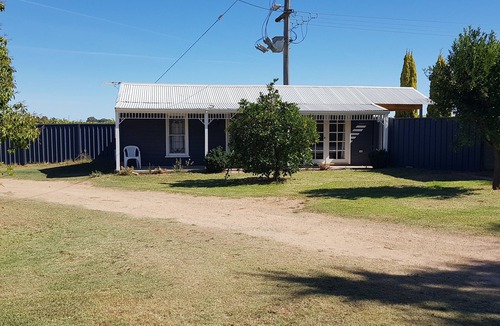 Mildura South Cottage | 1 Bedrm Self contained cottage next to vines. Relaxed and quiet atmosphere. nn