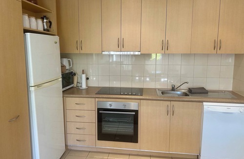 East Perth Apartment | 1 bedroom apartment, walking distance to Optus onsite parking , pool available.