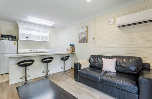 Emu Point Ski Chalet | 1 Bedroom Chalet Emu Beach
