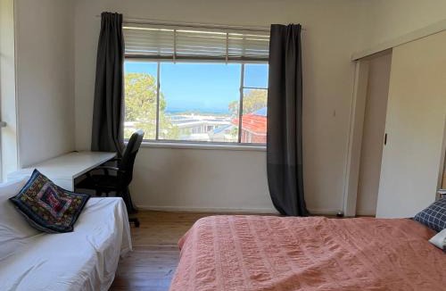 Bulli Apartment | 1 Bedroom Flat with Private Kitchen & Ensuite