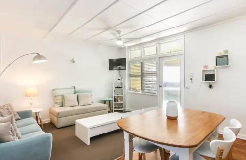 Burleigh Heads Apartment | 1 Bedroom Funky Beach Apartment Steps To The Beach