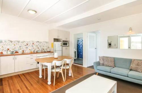 Burleigh Heads Apartment | 1 Bedroom Funky Beach Apartment Steps To The Beach