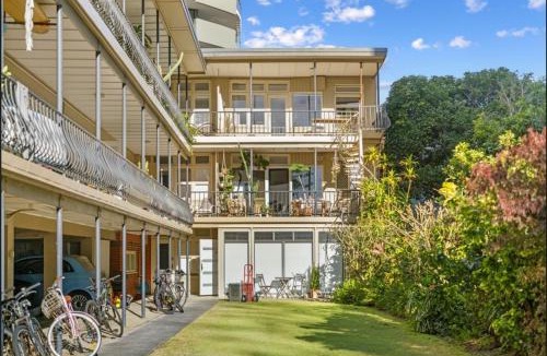 Burleigh Heads Apartment | 1 Bedroom Funky Beach Apartment Steps To The Beach