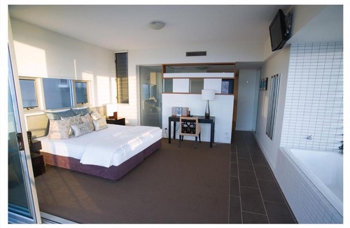 Nelly Bay Apartment | 1 Bright Point Apartment 5201