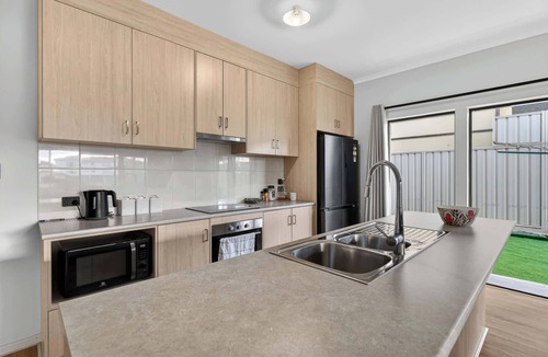 Nangkita House | 1 Britannia Parade, Hindmarsh Island – Family Holiday Retreat with Wi-Fi, Kayak & Air Conditioning
