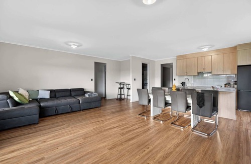 Nangkita House | 1 Britannia Parade, Hindmarsh Island – Family Holiday Retreat with Wi-Fi, Kayak & Air Conditioning