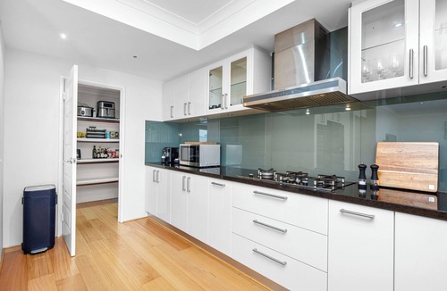 Maylands House | 10 Majestic Maylands 4BR Walk to River!