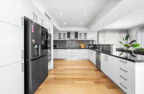 Maylands House | 10 Majestic Maylands 4BR Walk to River!