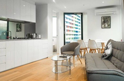 Carlton South Apartment | 1005 2 bedroom + 2 bathroom Apt with the balcony in CBD