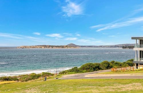 Hayborough House | 115 Seagull - Beachfront - Wi-Fi - No Linen Included