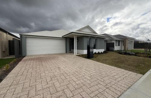 Brabham House | 12 Beautiful Brabham Big Backyard 4BR Parking