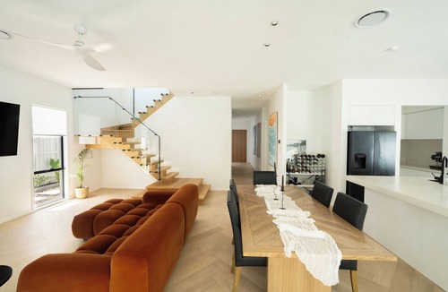 West Burleigh House | 12 minutes from Burleigh Beach, unwind with your own sauna, pool & fire pit.