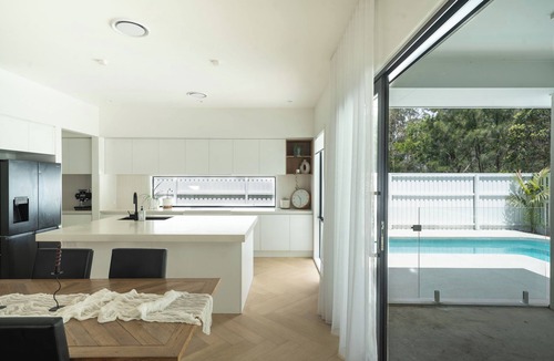 West Burleigh House | 12 minutes from Burleigh Beach, unwind with your own sauna, pool & fire pit.