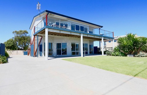 Waterhouse House | '128 The Esplanade' - Opposite Long Beach great for families.