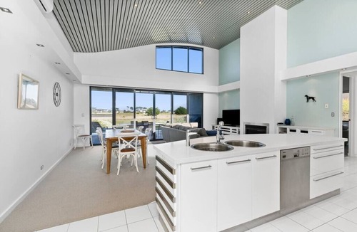 Connewarre House | 13th Beach Golf Course Getaway With Golf Buggy