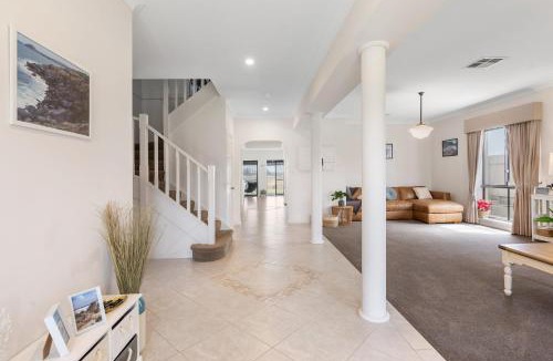 Nangkita House | 14 Excelsior Pde - BYO Linen - Pets Negotiable - Waterviews