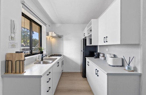 Mosman Park Apartment | 15 Calm & Cosy w Parking - Walk to Beach & Train