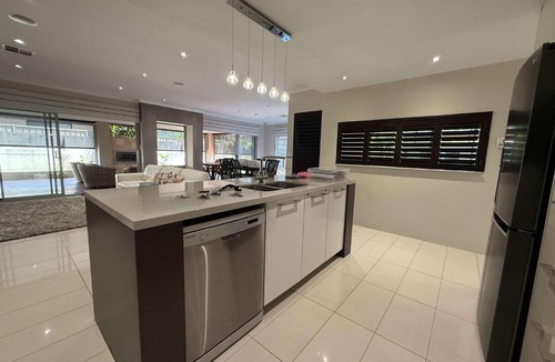 Lakelands House | 15 Luxury Exec Living Outdoor Oasis 4BR & Parking