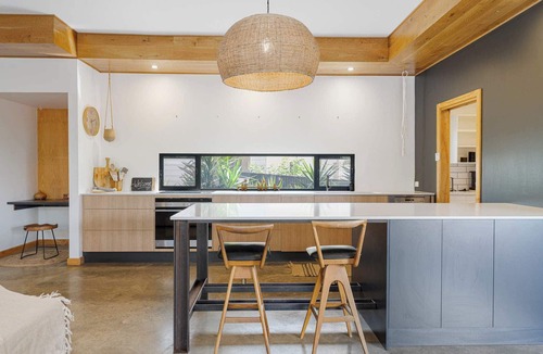 Port Elliot House | 16 Barton Street - DIVE RIGHT IN