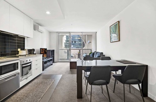 Docklands Apartment | 1BR Docklands | Walk to Marvel Stadium + Balcony
