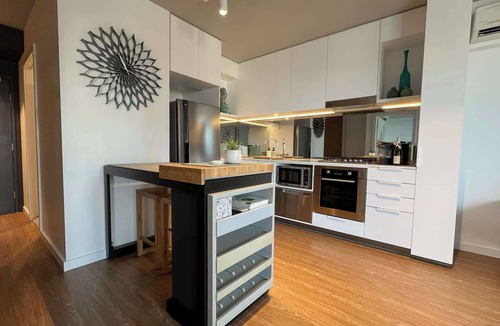 Bowen Hills Apartment | 1BR Near Brisbane Showgrounds & RBWH | Parking