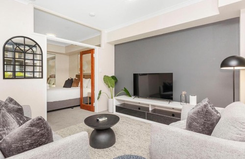 East Perth Apartment | 1BR Stylish Suite on Hay St