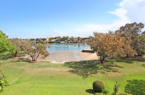Mooloolaba Apartment | 2 BD spacious apartment in Parkyn Parade with water views.