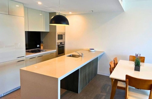 Woolloongabba Apartment | 2-Bed Apt with Stadium View w Free Carpark